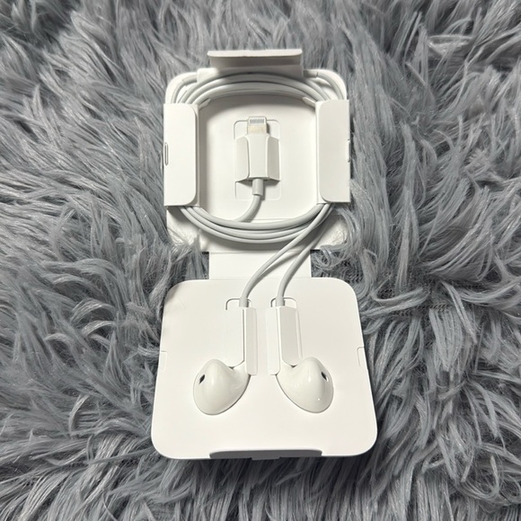 Apple EarPods w/Lightning Connecter - Picture 2 of 2